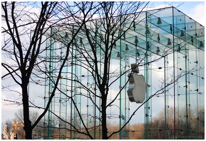 Apple Store || Nikon D80 | 1/160s | f/7,1 | ISO 100 | a pulso