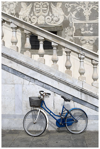 Bicicleta y escalera || Nikon D80 / 28mm | 1/250s | f/8 | ISO 100 | a pulso