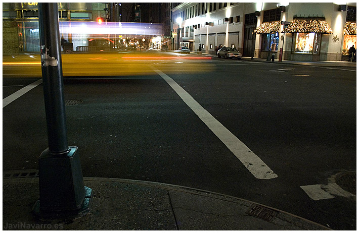 Taxi || Nikon D80 | 1/5s | f/3,8 | ISO 800 | a pulso